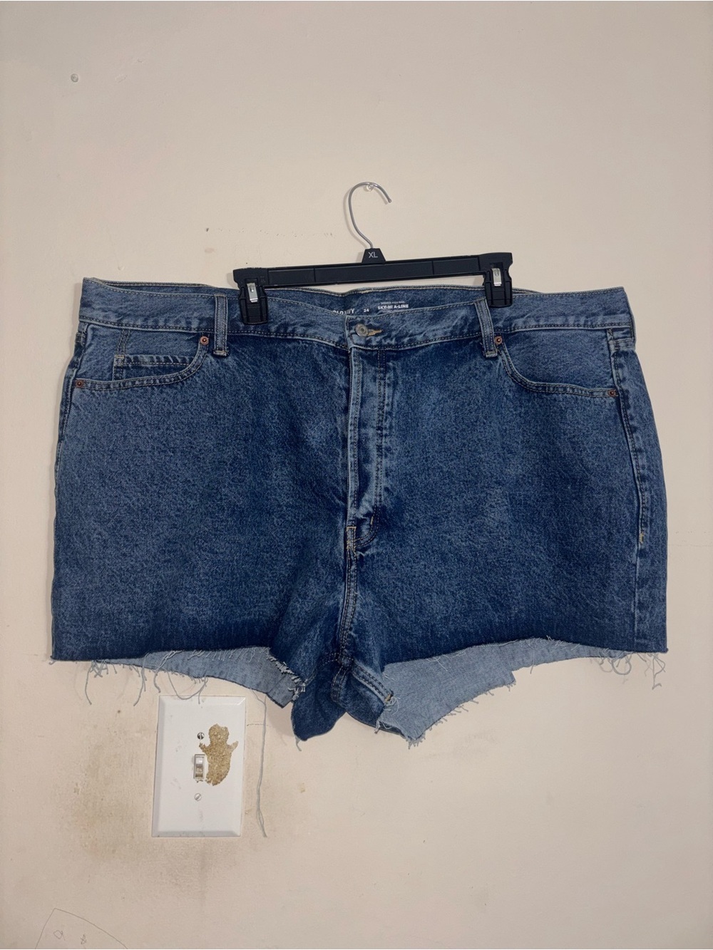 Old Navy High Rise Ski-HI A-Line Cutoff Denim Jean Plus Shorts-
Size‎ 24